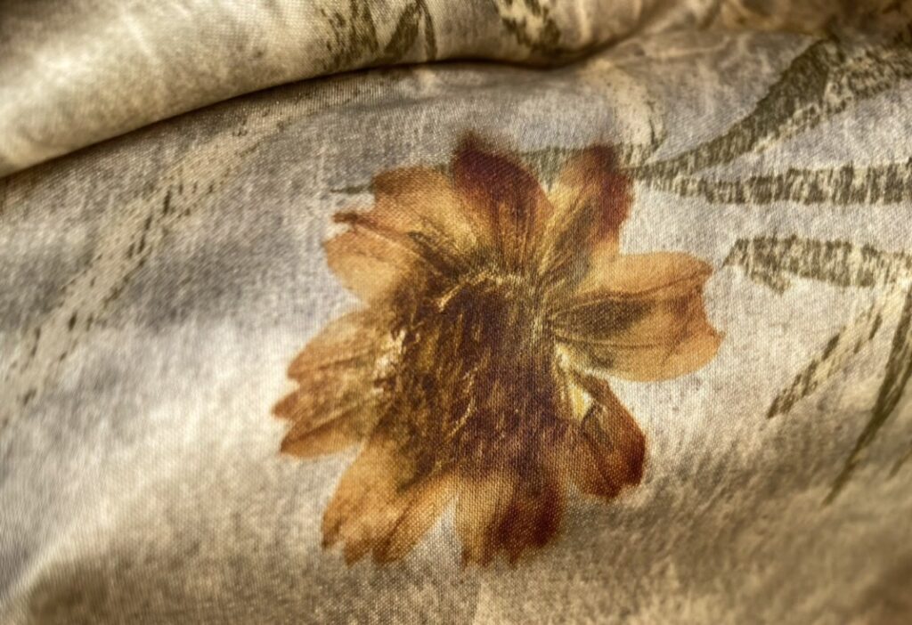 Ecoprint em seda , com flor de cosmos
