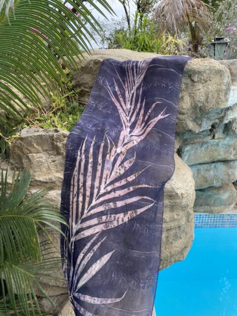 Echarpe de seda pura azul com folhas rosadas
