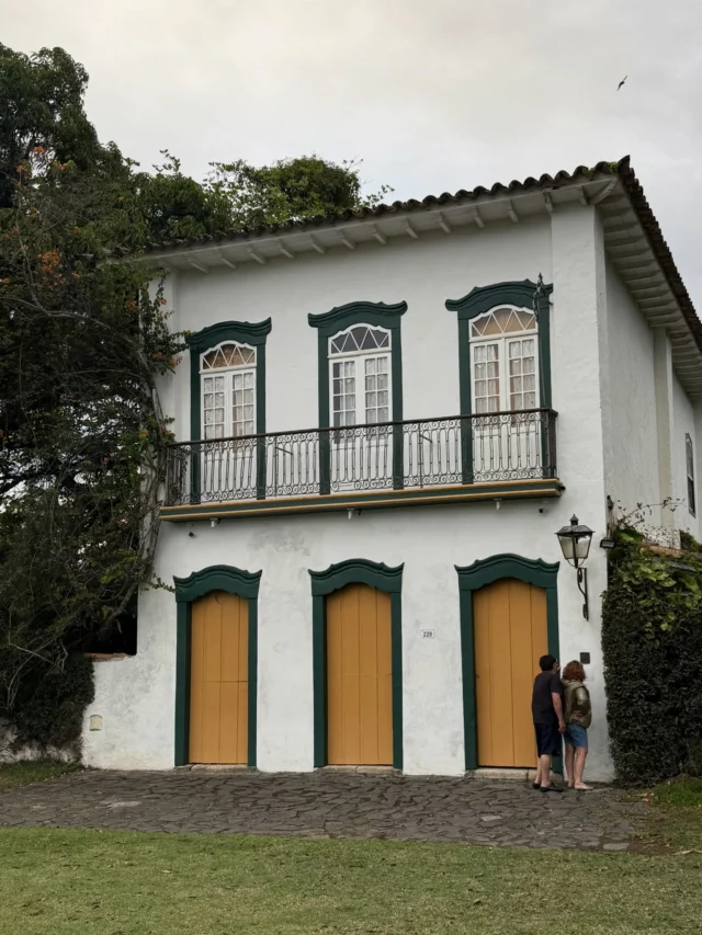 Sobrado construído por volta de 1850, foi comprado nos anos 1960 por Dom João Maria de Orleans e Bragança (pai de João Henrique e neto direto da Princesa Isabel). A famosa casa da rua Fresca não à toa tem as cores verde e amarelo em sua fachada , uma vez que as mesmas ecoam a bandeira brasileira, adotada em 1889 , para honrar o Império. Cores falam muito mais do que simples estética … 
Já perceberam que todas as demais casas usam azul em suas fachadas ? Alguém sabe porque ?