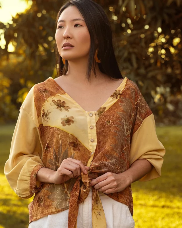 Tbt olhando fotos antigas … 
Esta foi uma das blusas mais elaboradas e lindas que fizemos por aqui . Cheia de detalhes , ela transmite uma leveza alegre , com florzinhas amarelas , inclusive no punho das mangas . Linda demais ! 
Não chegou a ir nem para a loja , pois antes de colocarmos no site , oferecemos as peças novas para nossas clientes fiéis , que estão em nossa lista de transmissão . 
Prometi nunca mais fazer uma igual a essa , de tanto trabalho que deu . E não vou fazer . Essa é realmente uma peça única .