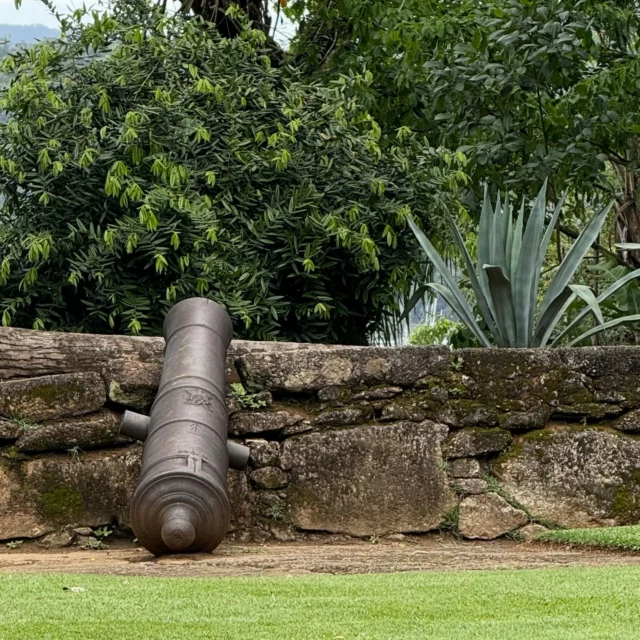 Meu sonho de consumo inatingível . Eu queria muito ter um desses em casa . Ou melhor , que queria ter três . Como são lindos … sou apaixonada por canhões antigos . 
Mas meu “toc” passou a manhã toda pensando em como endireitar o eixo central desse . Que angústia ! 😳