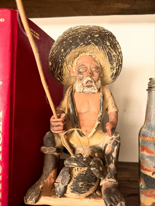 Há muitos anos , quando em trabalhava em um hospital em uma cidadezinha do interior , perto de São Paulo , recebi esse presente . Eu fazia ambulatório de cirurgia e gastro na época , e sempre recebia mimos que eles faziam , pois a região é de muitos artesões. Muitos são artistas de verdade , usando materiais da natureza para criarem sua arte . 
Nunca descobri quem foi que deixou esse presente espetacular sobre minha mesa . Me apaixonei por essa peça e ela decora minha sala há mais de 20 anos . 
Feita de barro , cozida no sol , ela escureceu pelo tempo , e está frágil , quase se desmancha nas mãos quando se toca . 
Para mim , não tem preço . 
E você , tem alguma arte assim em casa ?